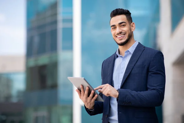 Tipo árabe guapo en ropa formal usando tableta digital — Foto de Stock