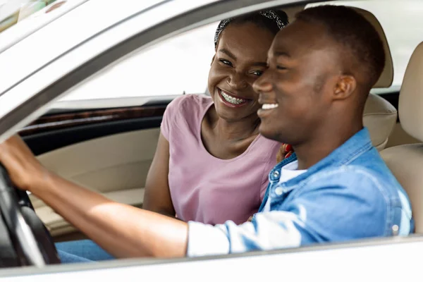 Amor negro hombre y mujer sentado dentro de nuevo auto —  Fotos de Stock