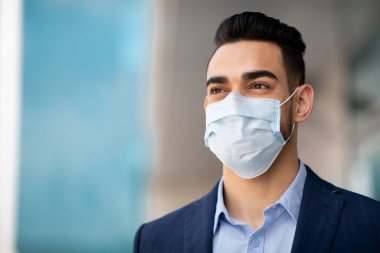 Orta Doğulu, tıbbi maske takan bir iş adamı.