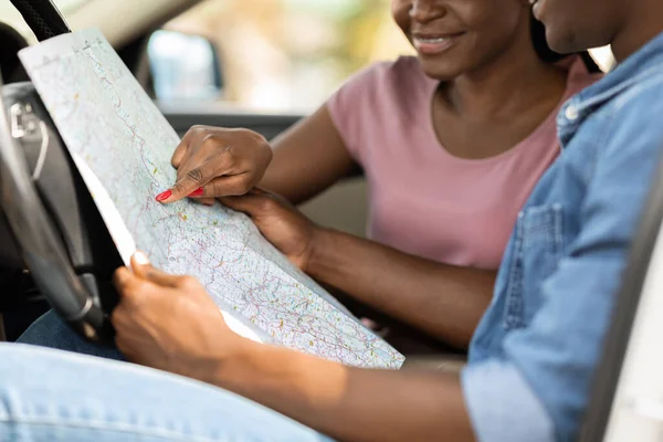 Recortado de negro mujer mostrando su novio mapa —  Fotos de Stock