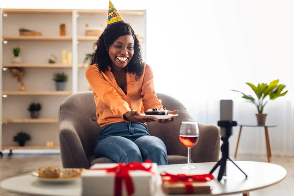 Черная женщина, рейтинг B-Day Via Video Call — стоковое фото