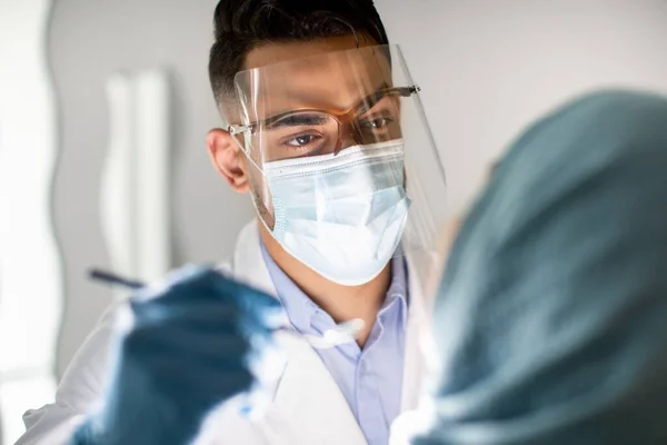 Primer plano Shot Of Arab Hombre Dentista Examinar Muslim Mujer Pacientes Dientes —  Fotos de Stock