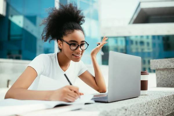 Chica Africana Usando Laptop Tomando Notas Observando Conferencia Virtual al Aire Libre — Foto de Stock