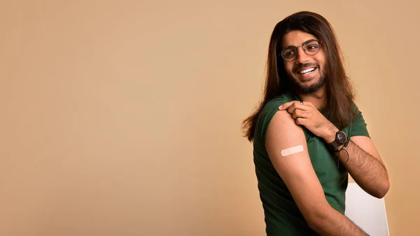 Gezonde man uit het Midden-Oosten met medische band, werd gevaccineerd — Stockfoto