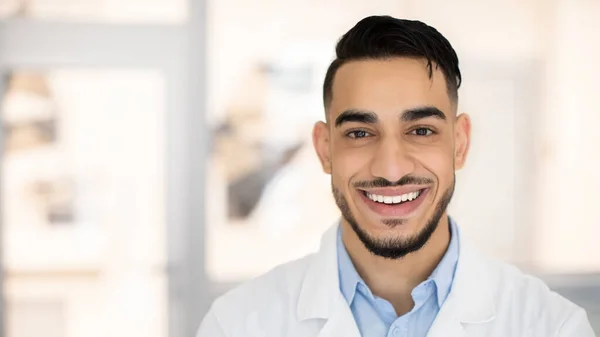 Primer plano retrato de sonriente joven terapeuta de Oriente Medio médico en uniforme — Foto de Stock