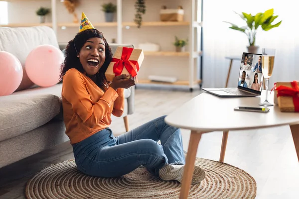Black Woman Receiving Gift Having Online Birthday Party At Home — Stock Photo, Image
