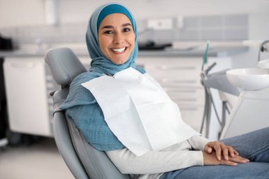 Mutlu İslami Kadın Diş Kliniğinde Sandalyede Oturuyor
