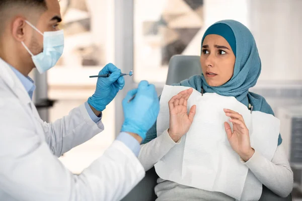 Cuidados dentários no Islã. Retrato de senhora muçulmana assustada na clínica estomatológica — Fotografia de Stock