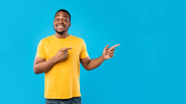 Black Male Pointing Fingers Showing Copy Space Over Blue Background — Stock Photo, Image