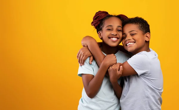Emotionele Afro-Amerikaanse broer en zus omarmen en glimlachen — Stockfoto