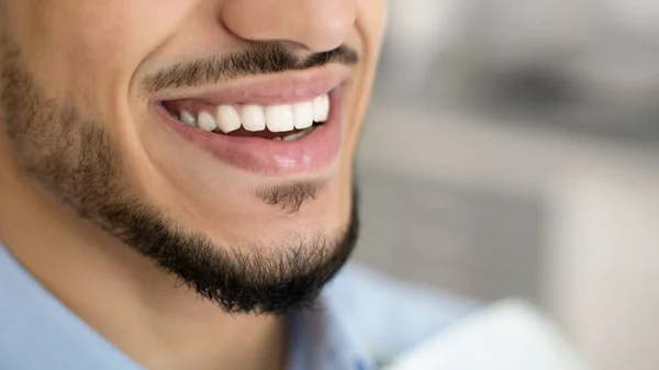 Zahnmedizinisches Konzept. Nahaufnahme eines glücklichen jungen Mannes aus dem Nahen Osten, der mit perfekten Zähnen lächelt — Stockfoto