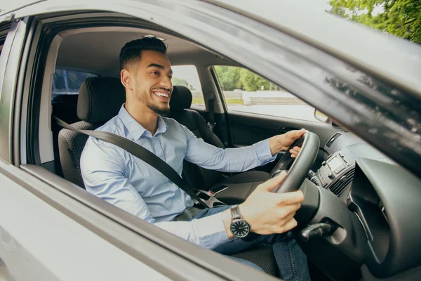 Positivo ragazzo del Medio Oriente che va in ufficio, guida auto — Foto Stock