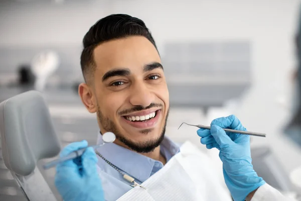 Portré boldog arab férfi ül a fogorvos szék a modern klinika — Stock Fotó