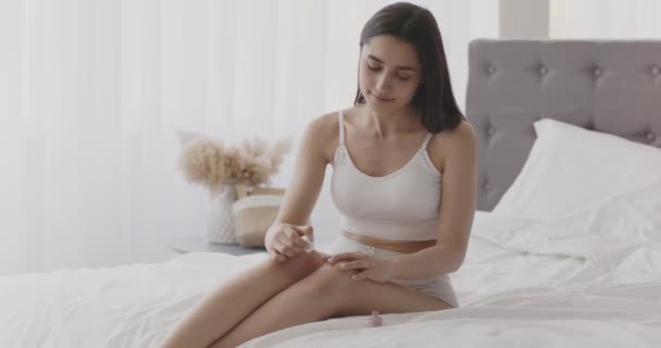 Actividades de fin de semana de chicas. Joven mujer de Oriente Medio haciendo manicura, aplicando esmalte en las uñas — Vídeo de stock