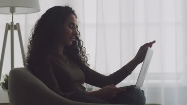 온라인 에서의 생활. 젊고 곱슬머리 여자가 노트북을 열고 비밀 번호를 입력하는 모습, 소셜 미디어 서핑 시작 — 비디오