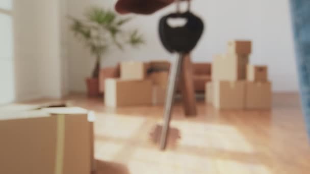 Vlastnictví domu. Detailní záběr nerozpoznatelný mladý černý pár držící se za ruce a nesoucí klíče z nového bytu — Stock video