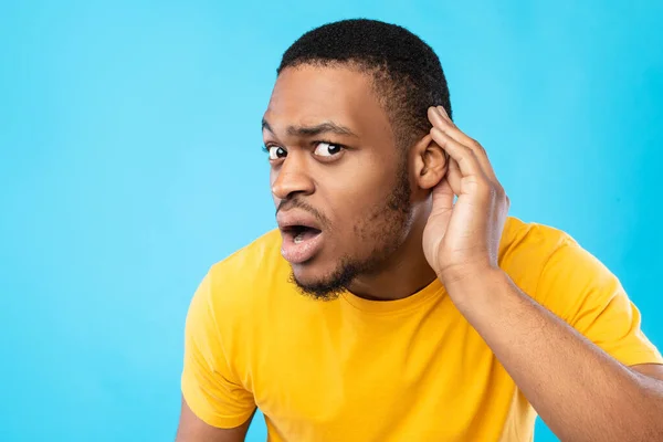 Afrika Amerika Guy Mendengarkan Memegang Tangan Dekat Telinga, Biru Latar Belakang — Stok Foto