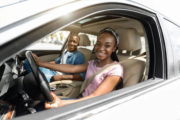 Семья чернокожих катается на машине по выходным — стоковое фото