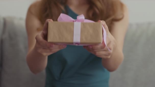 Hartelijk gefeliciteerd. close-up shot van onherkenbare dame geven vakantie geschenk doos naar camera — Stockvideo