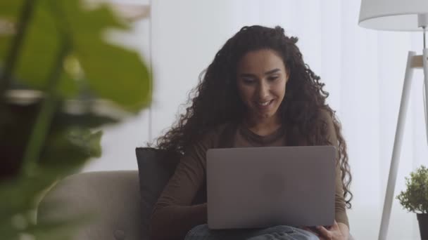 Sucesso de negócios, Jovem senhora emocional trabalhando no laptop em casa, lendo e-mail com ótimas notícias e desfrutando de realização — Vídeo de Stock