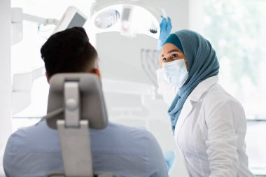 İslami Diş Hekimi Kadın Klinikteki Erkek Hastayı Kontrol Ediyor