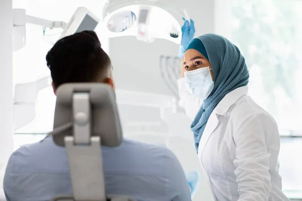 Dentista Islâmico Doctor Lady ter check-up com paciente masculino na clínica — Fotografia de Stock