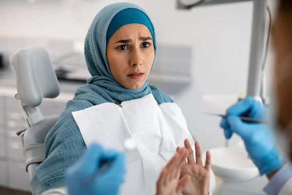 Retrato de senhora islâmica estressada no Hijab assustada com o tratamento dentário — Fotografia de Stock