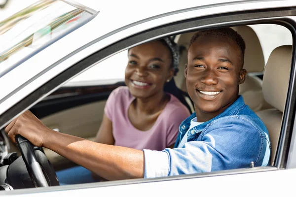 Belo casal afro-americano posando em seu novo automóvel — Fotografia de Stock