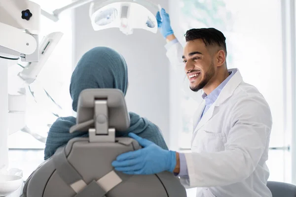 Молодий арабський стоматолог доктор перевірив з ісламським пацієнтом — стокове фото