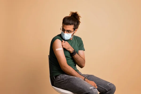 Medio Oriente ragazzo in maschera guardando banda sulla spalla — Foto Stock