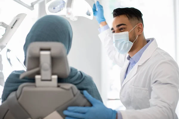 Zahnmedizinisches Konzept. Arab Male Dentist Doktor Having Check Nach oben Mit Muslim Frau — Stockfoto