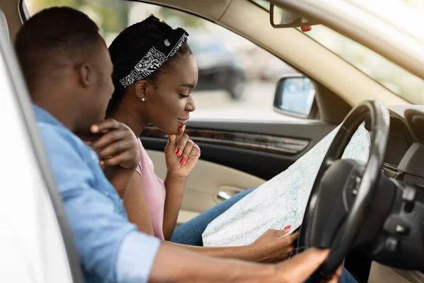 Confundida familia negra se perdió, comprobando mapa, viajando en coche —  Fotos de Stock