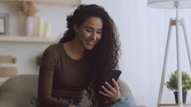 Online komunikace. Mladá pozitivní dáma video chatování s daleko-žijící přátelé přes mobilní telefon app, mávání rukou — Stock video