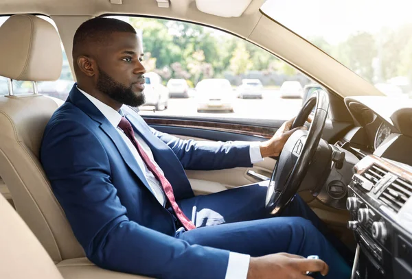 Confiado hombre de negocios afroamericano conduciendo coche a la oficina —  Fotos de Stock