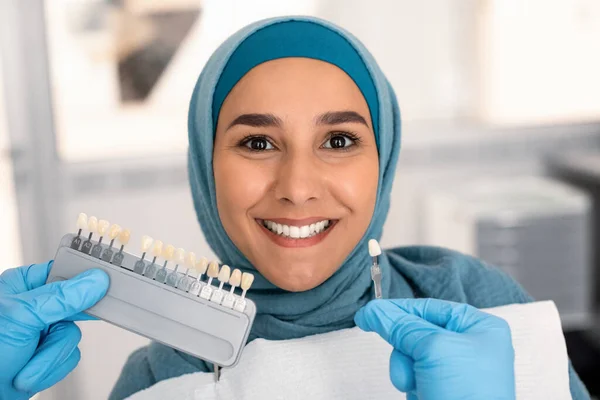 Médico Dentista Escolhendo Cor Emanel Direita Para Paciente Feminina Muçulmana Em Hijab — Fotografia de Stock