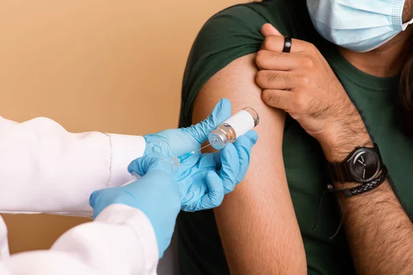 Läkares händer i medicinska handskar med vaccin och spruta — Stockfoto