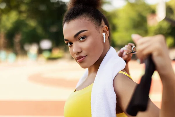 Deportiva mujer negra en ropa deportiva amarilla mirando a la cámara — Foto de Stock