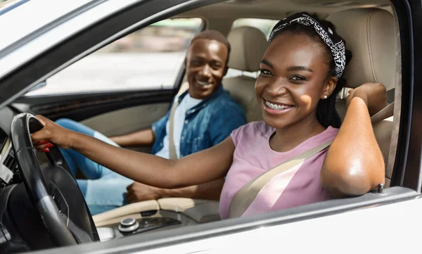 Alegre africano americano pareja teniendo coche viaje juntos — Foto de Stock