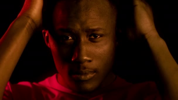 Όμορφος Αφροαμερικανός Millennial Man Posing In Dark Studio — Αρχείο Βίντεο