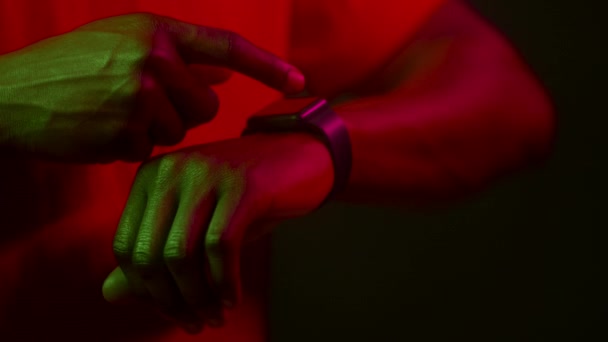 Μαύρος που χρησιμοποιεί SmartWatch On Wrist In Dark Studio, Κοντινό πλάνο — Αρχείο Βίντεο