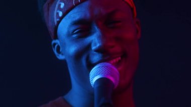Afrikalı Amerikalı Şarkıcı Stüdyoda Mikrofon Yakınında Şarkı Söylüyor