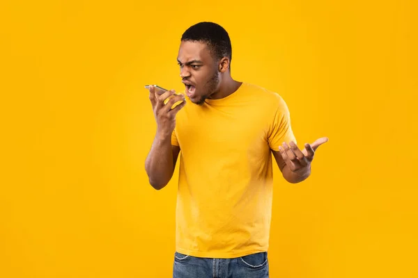 Homme noir en colère criant au téléphone portable ayant une conversation désagréable, Studio — Photo