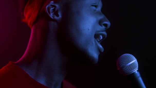 Emocional Preto Masculino Cantor Cantando Canção Segurando Microfone No Estúdio — Vídeo de Stock