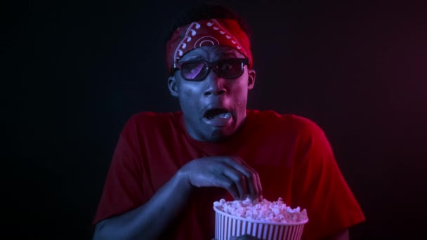 Scared African Guy Sledování hororu Film Nošení 3D brýle, Studio — Stock video
