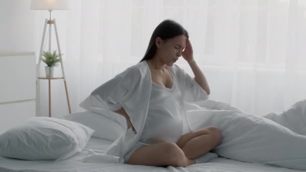 Migraine pendant la grossesse. Malade Jeune femme enceinte souffrant de maux de tête aigus à la maison — Video