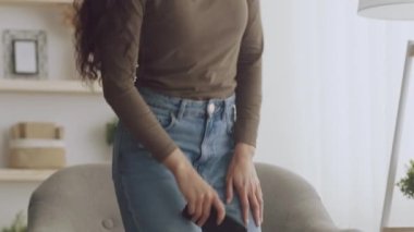 Dijital dünyada milenyum. Genç kıvırcık kadın koltuğuna oturuyor ve akıllı telefondan sosyal medyada gezinmeye başlıyor.