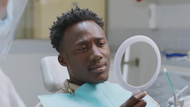 Mécontent afro-américain gars patient regarder miroir et expliquer médecin son insatisfaction du traitement — Video