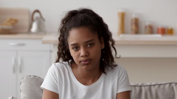 Портрет грустной афроамериканской девочки-подростка, смотрящей в камеру — стоковое видео