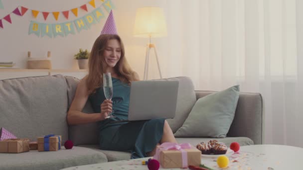 Glückliche Frau feiert Geburtstag zu Hause aus der Ferne, chattet mit Freunden, jubelt mit Champagnerglas auf Laptop — Stockvideo