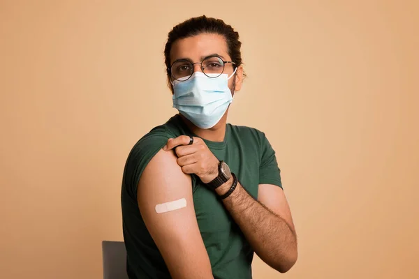 Tipo indio saludable con mascarilla que muestra banda después de la vacunación —  Fotos de Stock